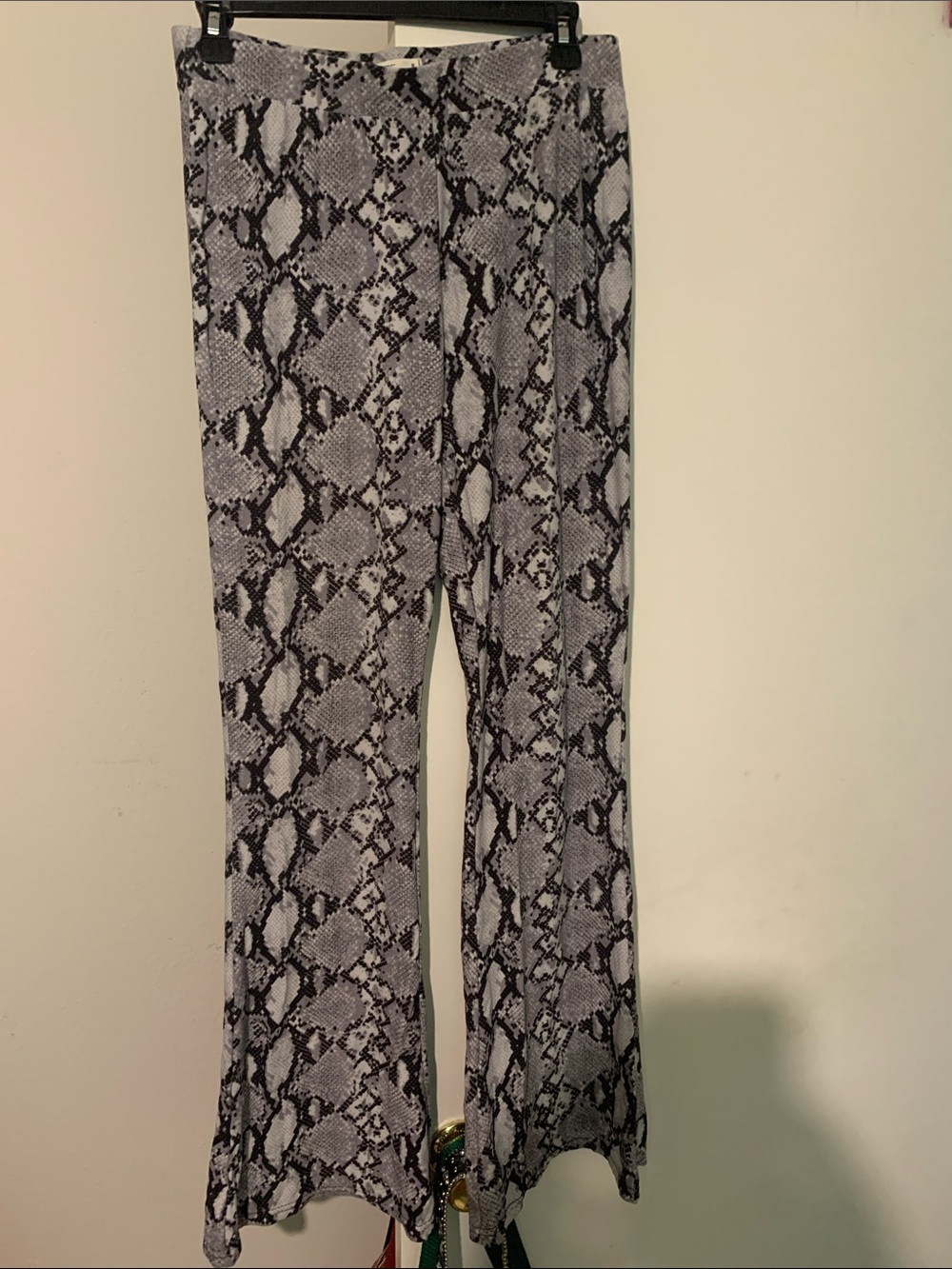 High-Rise Snake-Print Flare Pants - Gray/Black